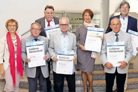 Bei der Verleihung der Goldenen Meisterbriefe: Brigitte Mannert, Präsidentin der Handwerkskammer der Pfalz (links), mit Hans Fis