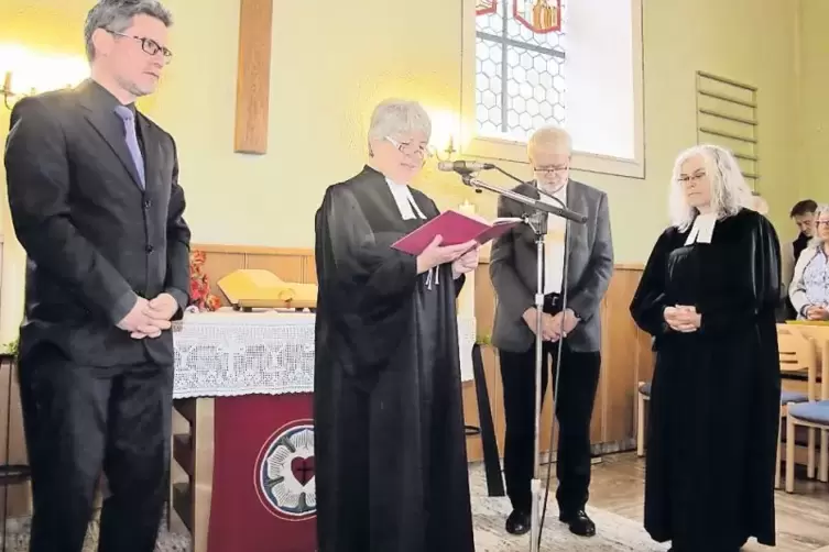 Pfarrer André Koch, Dekanin Waltraud Zimmermann-Geisert und Pfarrer Wulf Pippart bei der Ordination von Ingrid Pfaff (von links)