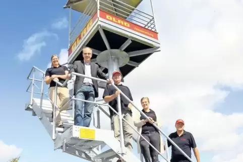 Haben jahrelang darauf hingearbeitet, dass der alte Turm ersetzt wird: der Vorstand der DLRG Limburgerhof, im Bild von links Chr