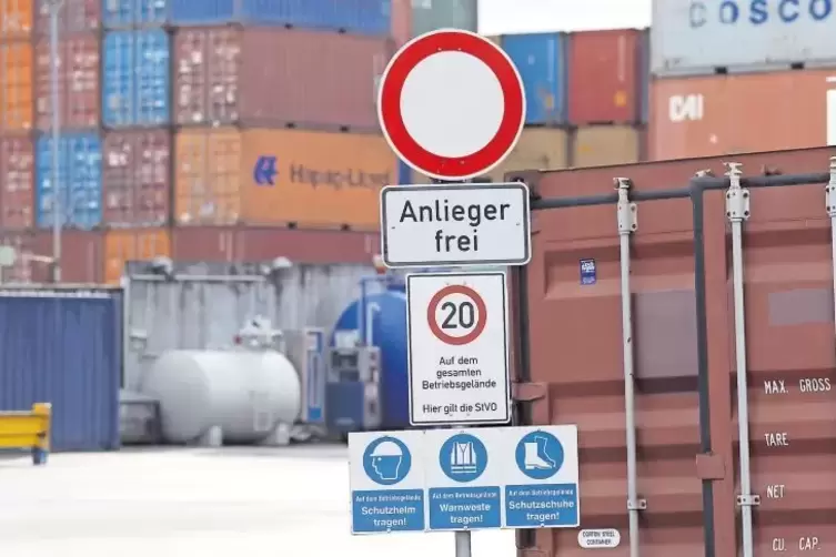 Direkt neben der Hafenstraße befindet sich das Containerterminal.