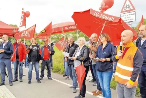 Von 13 bis 15 Uhr: Protest in der „Parkstadt am Rhein“. Am Mikrofon: Gewerkschaftssekretär Christian Möckel.