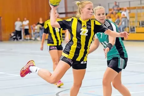 Die starke Mundenheimerin Marlen Wehr (links) erzielt das Tor zum 4:4. Bassenheims Steffi Henn kann nicht mehr eingreifen.