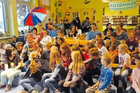 In Limburgerhof forderte Geheimdetektiv Zack alias Jens Finke aus Berlin die Kinder unter anderem zum Bücherquiz heraus.