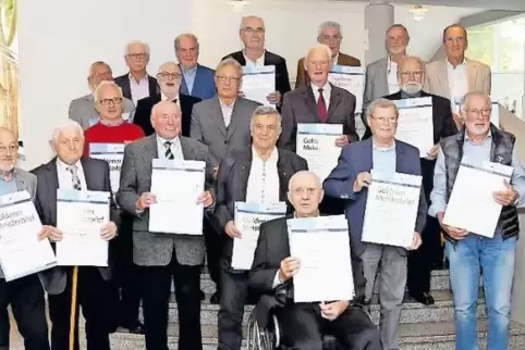Brigitte Mannert, Präsidentin der Handwerkskammer der Pfalz, mit den langjährigen Meistern.