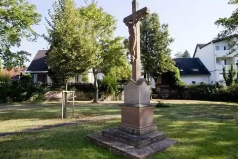 Auf dem Schulhügel stand bis 1903 die frühere katholische Kirche, deren Grundriss nur noch anhand von Bodenplatten erkennbar ist
