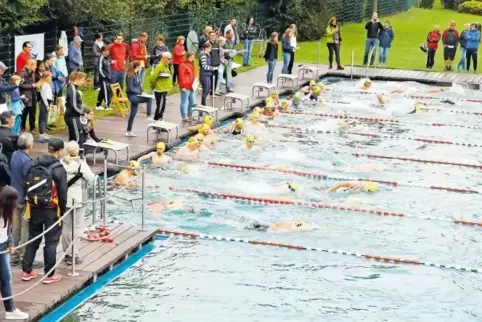 Bahnen ziehen im kühlen Nass: Am vergangenen Samstag war beim Rockie-Man-Triathlon einiges los im Rockenhausener Naturerlebnisba