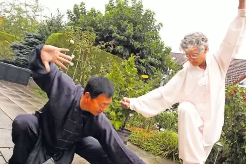 Training für Leib und Seele: Meister Yu Chang Fu mit seiner Kandeler Schülerin Dr. Gabriele Kuntz.