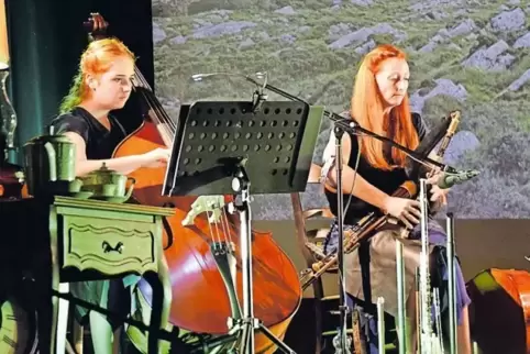 Leonie Schalk (Kontrabass) und Katja Lojer (Irischer Dudelsack!) beschworen musikalisch Irland auf die Bühne.
