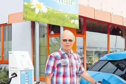 Begeisterter E-Auto-Fahrer: Michael Huschke aus Grünstadt tankt seinen Wagen an der Ladestation von Elektro Krück.