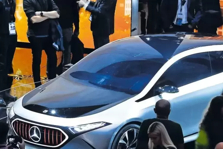 Daimler plant mehr als 50 Modelle mit Stromantrieb. Das Bild zeigt einen elektrisch angetriebenen Mercedes vom Typ „Concept EQA“