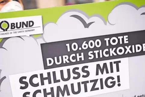 Die Luftverschmutzung in den Städten sorgt für Proteste wie hier vor dem Bundesverkehrsministerium. Die dabei verwendeten Zahlen