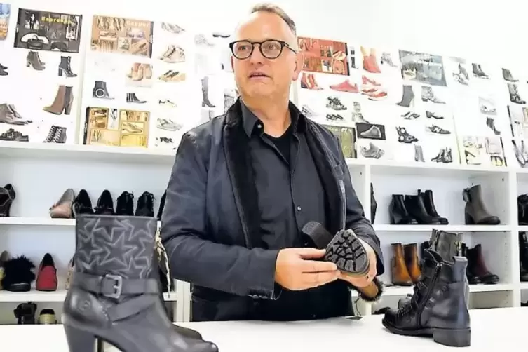 Oliver Müller hat bereits in vielen Länden gearbeitet. Heute fertigt sein Unternehmen Prototypen für internationale Schuhfirmen.