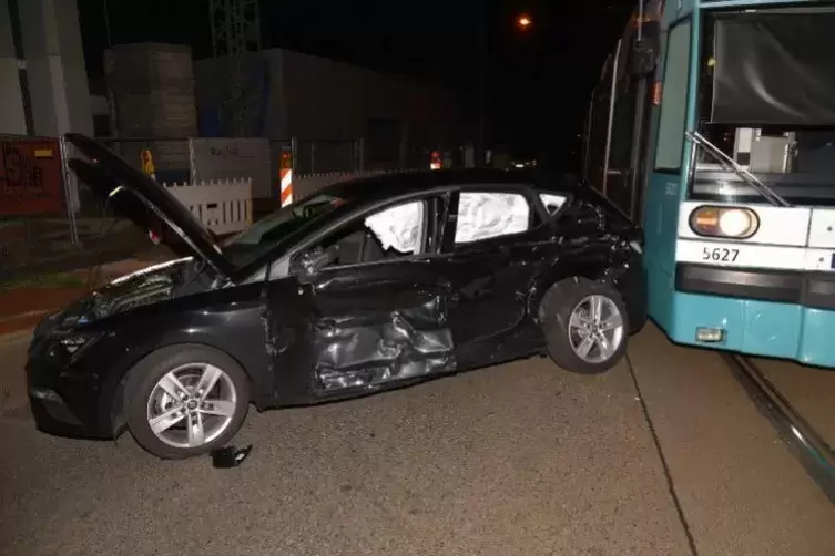 Totalschaden beim Verursacher des Unfalls mit einer Straßenbahn in Mannheim. Foto: pr-video/René Priebe 