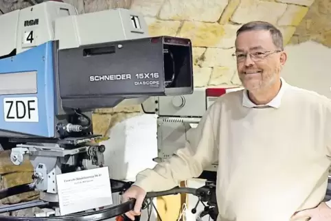 Steffen Immel, Vorsitzender des Museum-Trägervereins, mit einer Fernsehkamera von 1969.