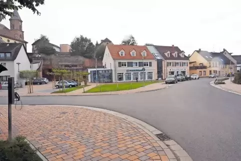 Der Platz vor der VR-Bank und der Apotheke entstand, weil die Einmündung in den Butterweg neugestaltet wurde. Weil die Geschäfte