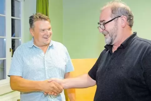 Der neue Bürgermeister von Ilbesheim, Dieter Schröder (li.), nimmt die Glückwünsche des VG-Beigeordneten Hermann Braun entgegen.