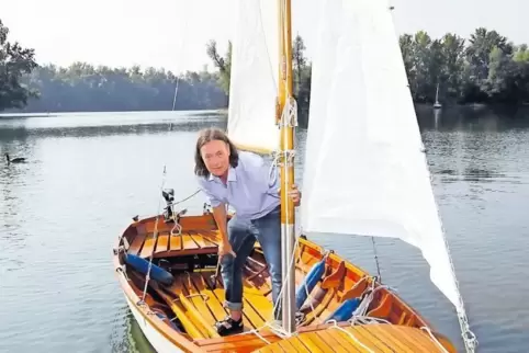 Als Jugendlicher machte Stefan Scheil den Segelschein. Heute hisst er ab und an die Segel seines kleinen Bootes im Otterstadter 
