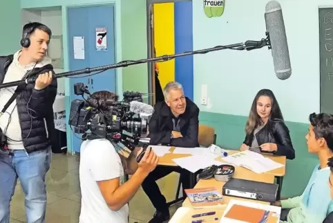Peter Klöppel in der Integrierten Gesamtschule in Deidesheim im Gespräch mit Lilly Friebel, Rémi Jahnel und Jannis Wiebke.