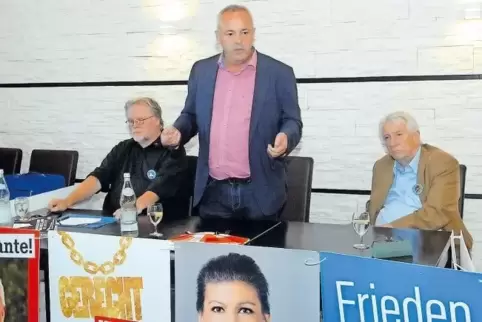 Bundestagsmitglied Alexander Ulrich (Mitte) stellte, unterstützt von Helmut Schmidt (links) und Wolfgang Gehrke (rechts), das Wa