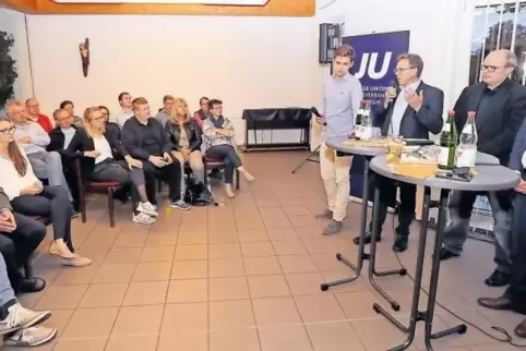 Rund 20 Menschen besuchten die JU-Diskussion zum Thema „Rheinbrücke“ (von links): Moderator Christopher Hauß (JU Kreisverband), 