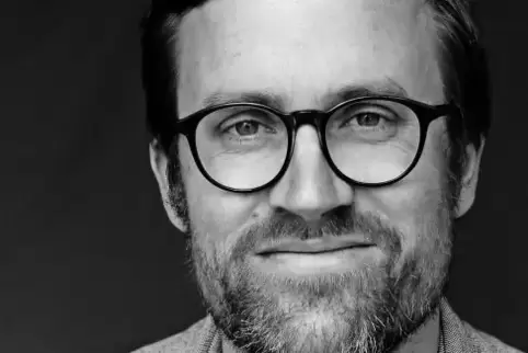 Hugo-Ball-Förderpreisträger Philipp Felsch möchte bei seiner Lesung im Carolinensaal die Pirmasenser kennenlernen.