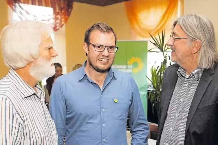 Grünen-Direktkandidat Felix Schmidt (Mitte, mit Stadtratsmitglied Norbert Pohmann, links) wurde von Berhard Braun, Grünen-Frakti