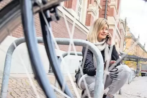 Immer mehr Anbieter setzen nicht nur auf massive Schlösser, sondern auch auf elektronische Schutzvorrichtungen gegen Fahrraddieb