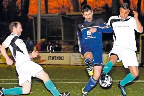 Fehlt dem SV Brücken verletzt: Florian Pfaff (blaues Trikot), hier im Spiel gegen den TuS Breitenbach im vergangenen Jahr.