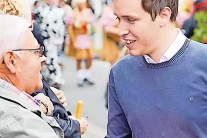 Macht sich in Wahlkreis bekannt: Esra Limbacher. Macht sich in Wahlkreis bekannt: Esra Limbacher.