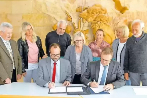 Zur Freude von Mitgliedern des Verbandsgemeinderats unterzeichneten Bürgermeister Steffen Antweiler (rechts) und Staatskanzleich