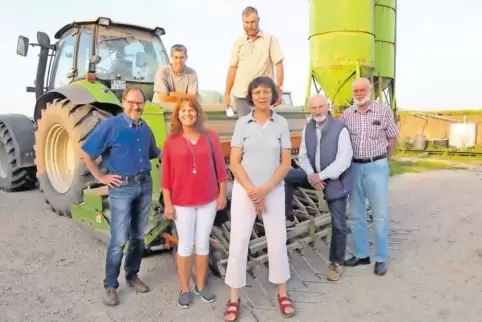 Auf dem Bergwiesenhof in Bottenbach trafen sich die Teilnehmer des Tags der offenen Höfe (von links): VG-Touristiker Stefan Thom