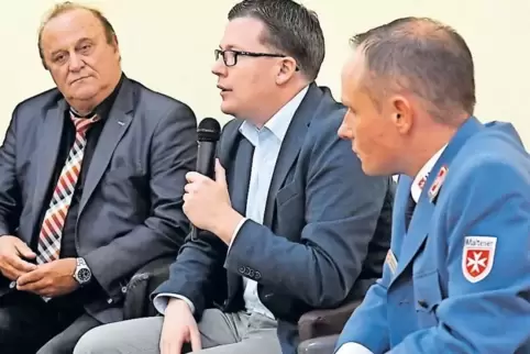 Bei der Podiumsrunde (von links): Klaus Bouillon, Torbjörn Kartes und Malteser-Stadtbeauftragter Michael Baumann.