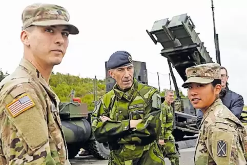 Größtes Manöver seit zwei Jahrzehnten: Schwedens Oberbefehlshaber Micael Byden gestern mit US-Militärs.