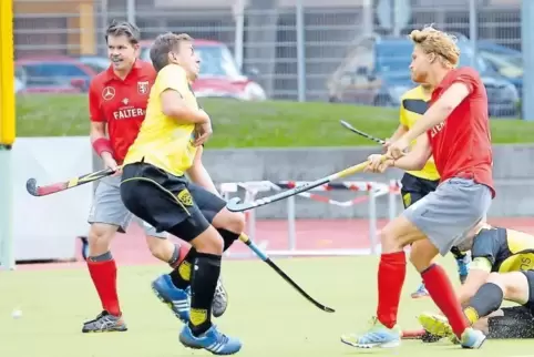 Nach dem Neustadter 9:0-Sieg gegen Alzey (hier erzielt Christian Neumann, vorne rechts, das 2:0) übernahm die TSG die Tabellenfü