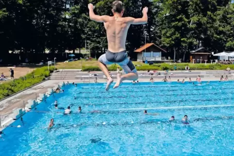 Und hinein ins kühle Nass: Ungetrübte Badefreuden, wie hier im Juni im Rodenbacher Waldfreibad, gab es diesen Sommer nicht immer