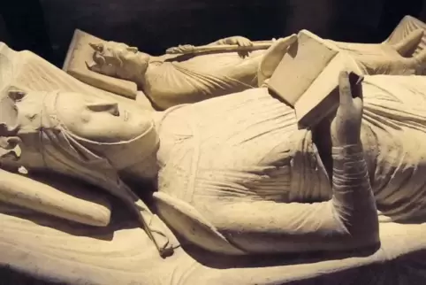 Abgüsse der Grabplatten von Richard und seiner Mutter Eleonore in der Abtei Fontevraud.