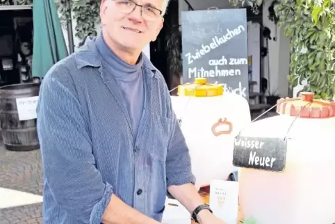 Alles für den Herbst: Winzer Matthias Heil aus Kirchheim hat neben Trauben auch neuen Wein und Zwiebelkuchen im Angebot.
