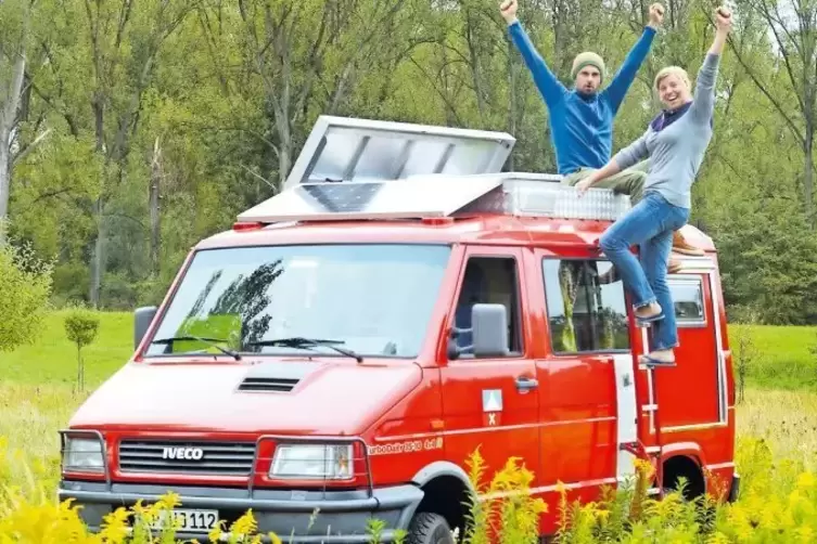 Bereit fürs Abenteuer: Ursel und Janus Schymonski mit ihrem umgebauten Feuerwehrauto kurz vor dem Start ihrer Asienreise.
