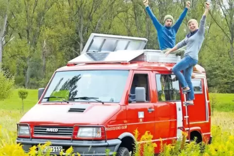 Bereit fürs Abenteuer: Ursel und Janus Schymonski mit ihrem umgebauten Feuerwehrauto kurz vor dem Start ihrer Asienreise.