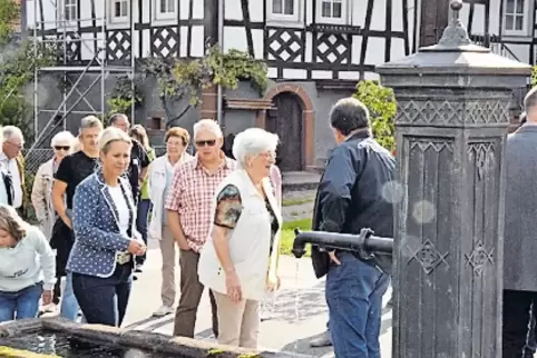 Fachwerk und Brunnen schmücken Rumbach.