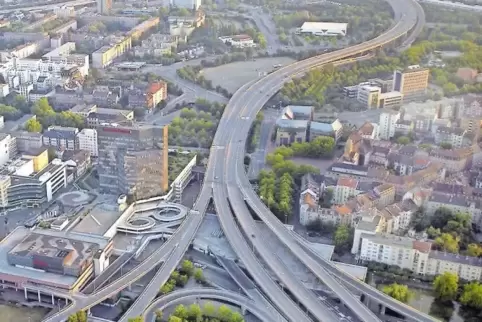 2019/20 soll der Hochstraßenabriss beginnen. Eine Stadtstraße soll die marode Trasse ebenerdig ersetzen. Bauzeit: acht Jahre, Ko