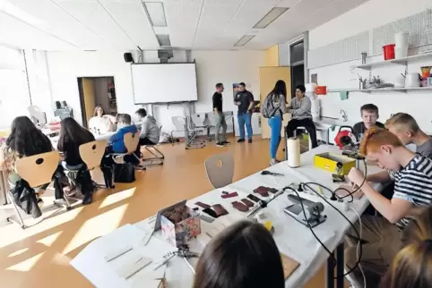 Hell eingerichtet und technisch auf neuestem Stand sind die Unterrichtssäle am Ziegelhofweg. Hier ein Blick in den Kunstraum.