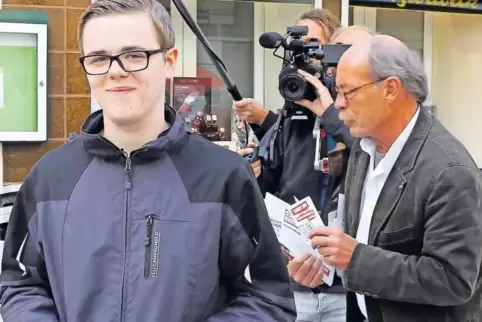 Der 20-jährige Maximilian Keck (links) präsentierte sich am Infostand der Linken in der Fußgängerzone; dabei wurde ein Kinofilm 
