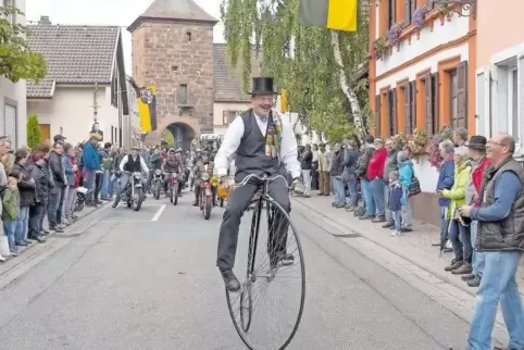 Da kommt Freude auf: Das Lenken auf dem Hochrad will gelernt sein.