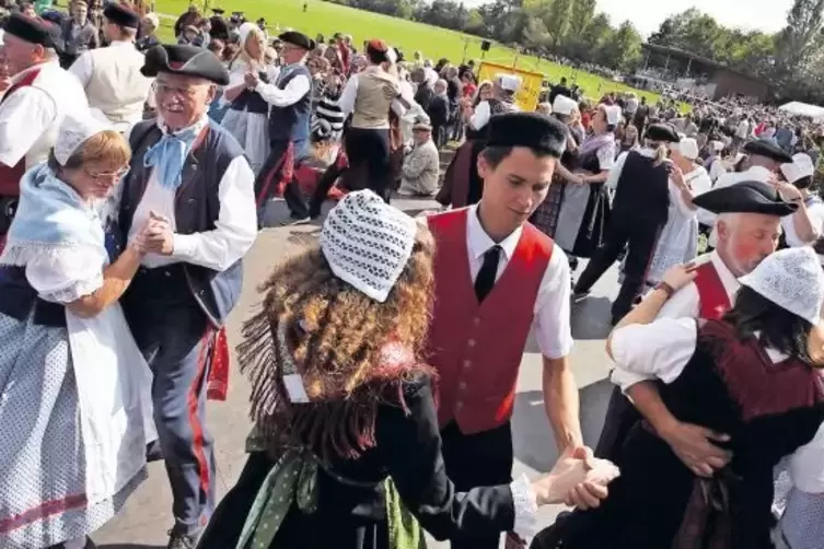 Trachtentanz auf der Festwiese.