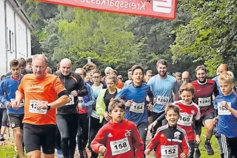 Der Nachwuchs prescht vorneweg: So war es gestern beim Start zum neunten Strahlesel-Lauf.