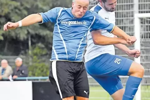 Der Deidesheimer Patrick Pehlke (rechts, hier im Zweikampf mit Patrick Pfaff) musste kurz vor der Pause verletzt ausgewechselt w