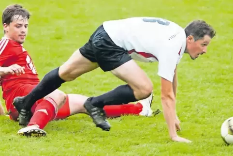 Eine kampfbetonte Partie war’s: In dieser Szene begegnen sich Felix Weber (SG Erdesbach/Dennweiler-Oberalben, rot) und Michael K