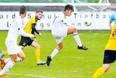 Herxheims Ismael Imre beeindruckt im Spiel gegen den BSC Oppau mit technisch feiner Ballannahme.