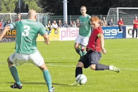 Jockgrims Kapitän Nico Pfrengle (rechts) verpasst im Spiel gegen Billigheim-Ingenheim eine gute Möglichkeit.